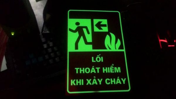 biển báo lối thoat hiểm - Nguyệt Ánh chuyên thi công pro3m